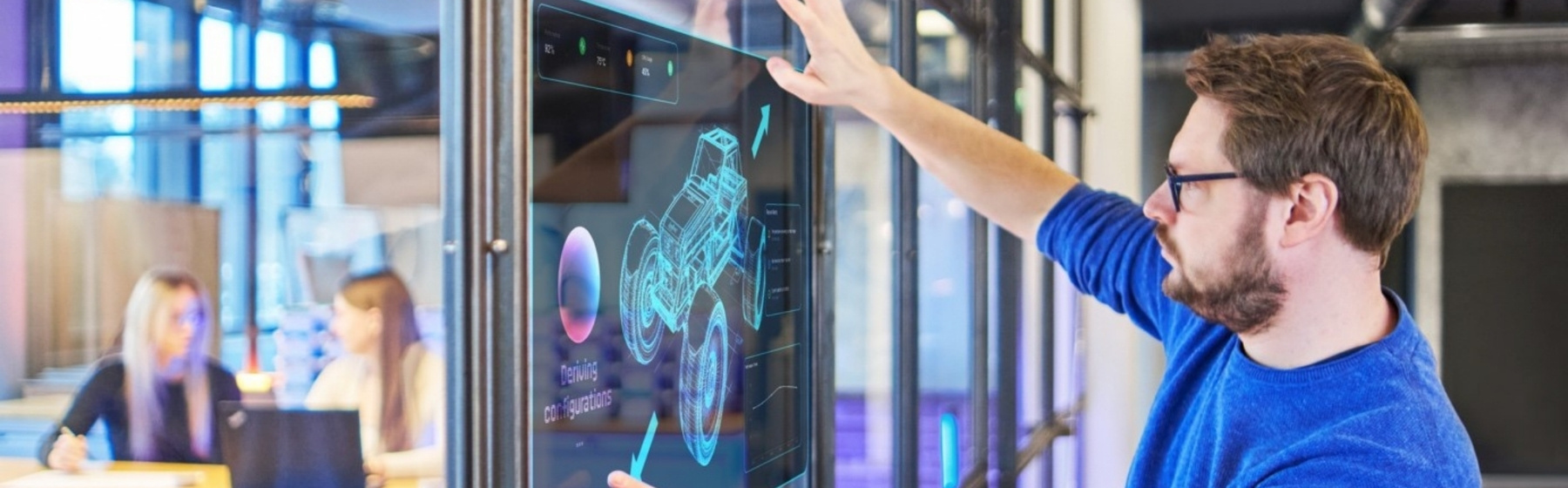 IEM Academy KI im Engineering Header Ein Mann zeigt eine Visualisierung von einem Auto an einem Bildschirm.