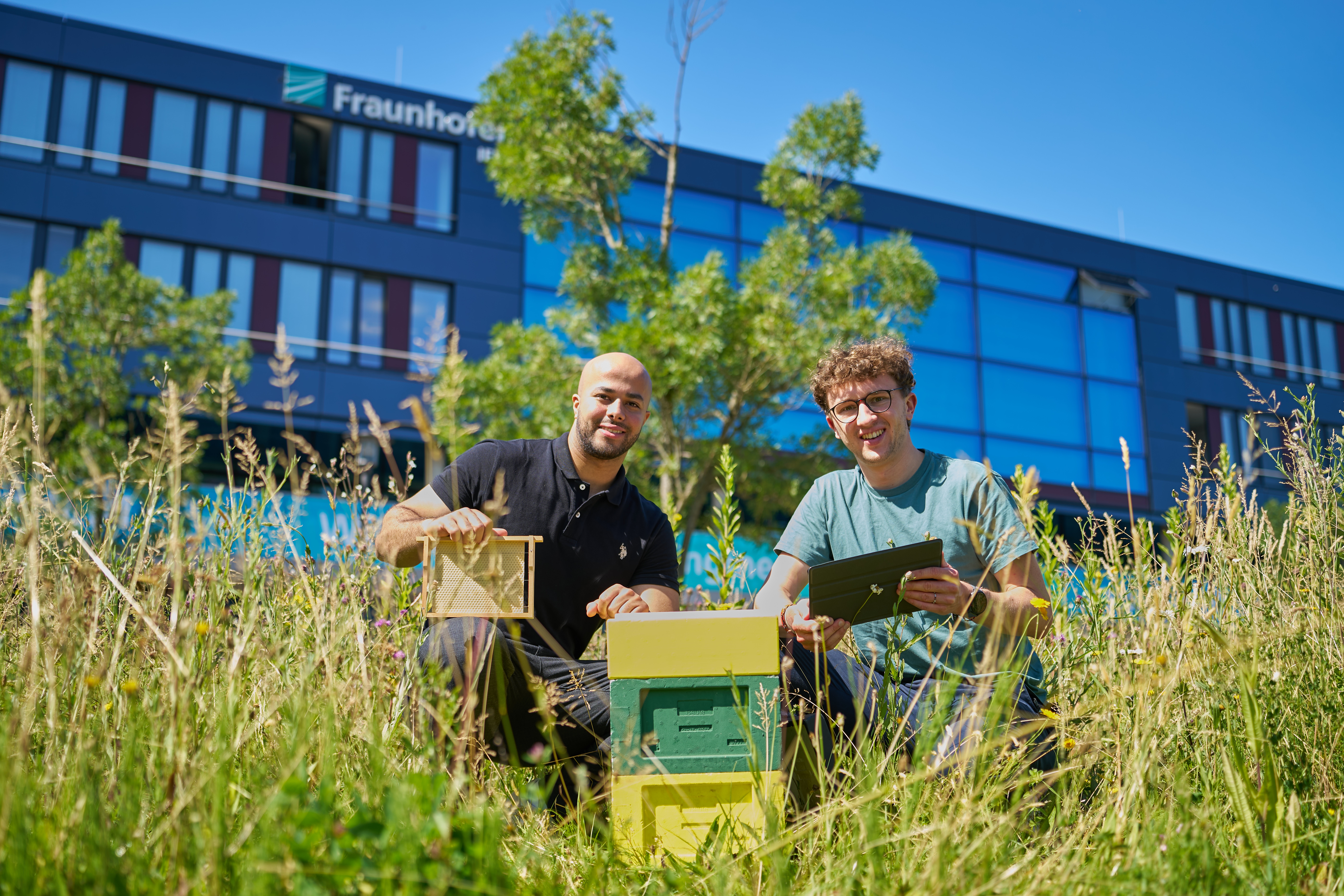 News Bienenstock Zwei Männer sitzen im Gras