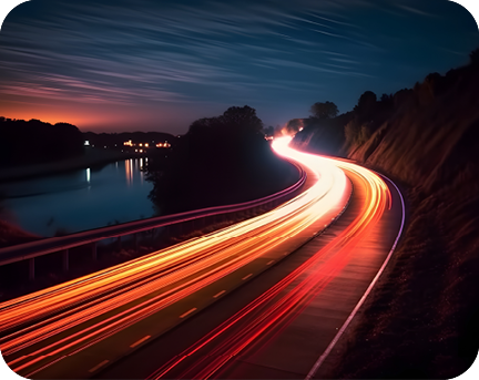 Eine Autobahn bei Nacht.