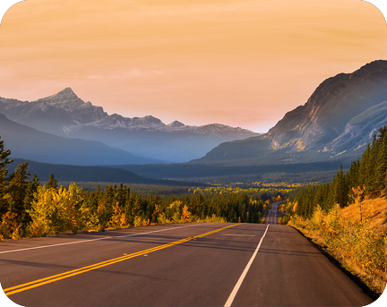 Eine lange Straße mit schöner Landschaft im Hintergrund.