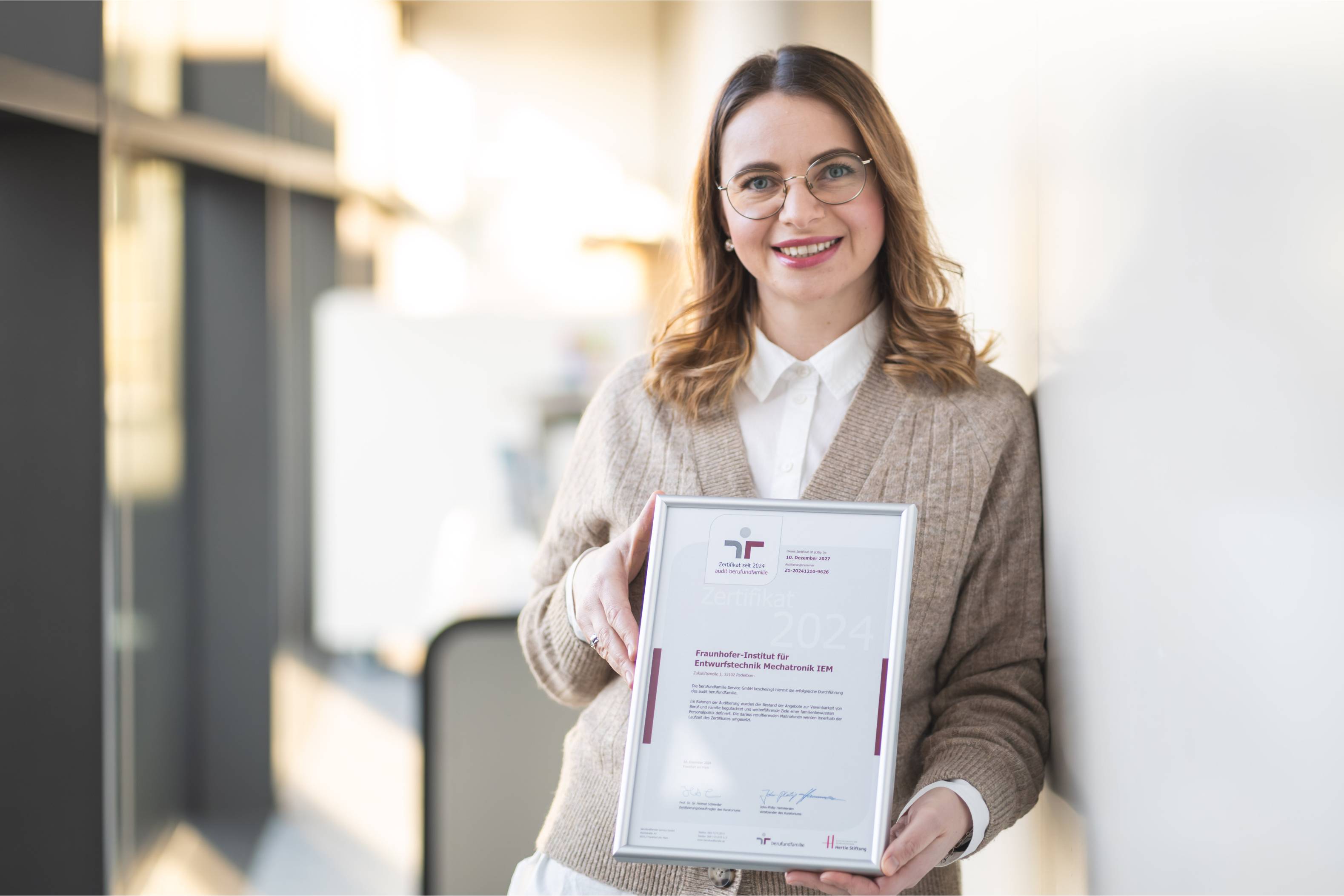 Frau mit einem Zertifikat in der Hand